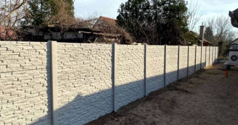 Beton kerítés szintetikus szálerősítéssel